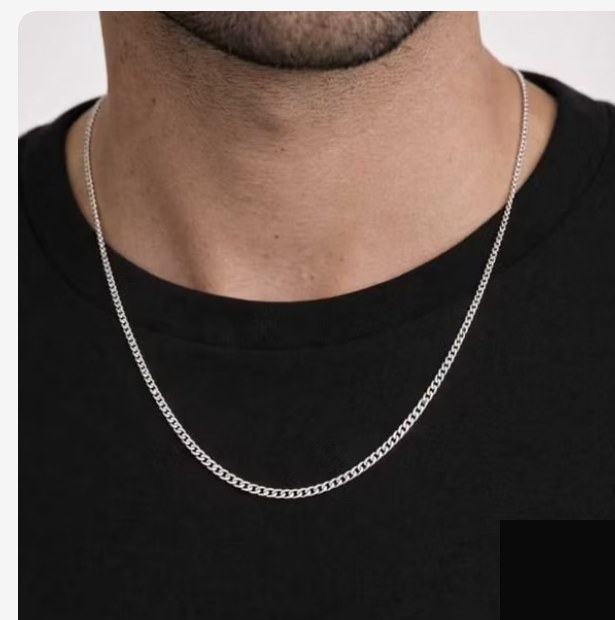 Corrente de prata 925, 3mm, usada em modelo com camiseta preta